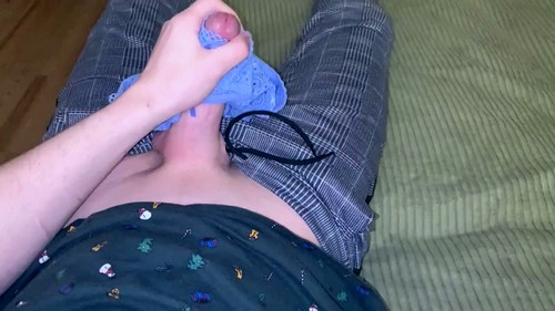 Русская сестра спалила брата за дрочкой трусиками и помогла ему кончить