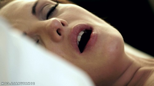 Первый анальный оргазм зрелой дамы в спальне с мужем