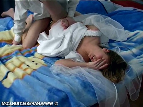 Русский парень изнасиловал невесту своего друга на постели