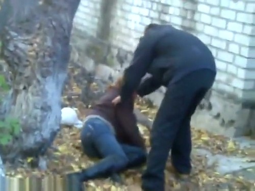 Русская шлюха трахается с мужиками на улице