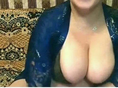 Русская пышная дамочка показала на камеру свои прелести