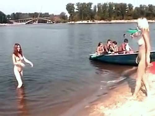 Красивые русские голые девушки на летнем пляже